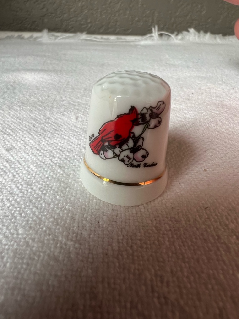 vintage, porcelain souvenir thimble featuring a hand-painted red cardinal - Picture 4 of 4